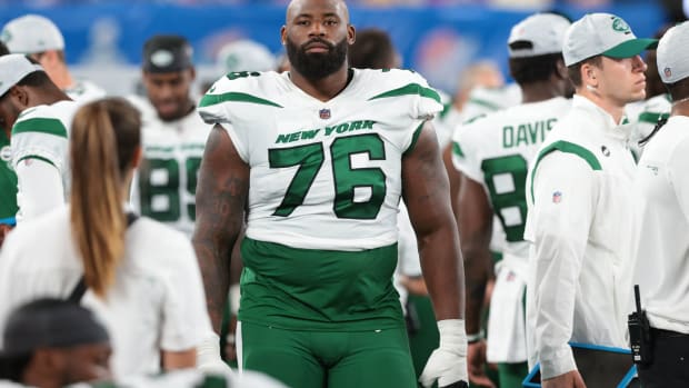 Jets LT George Fant on sideline